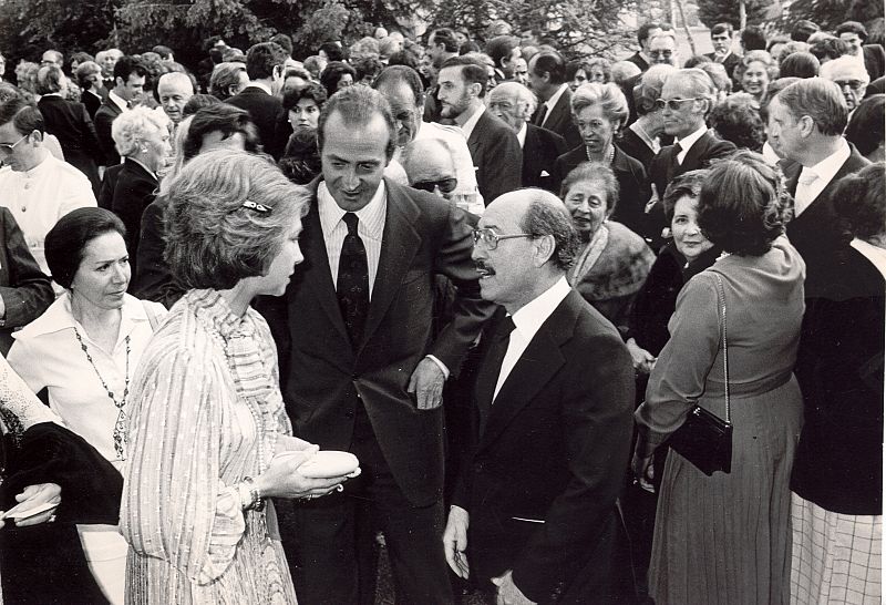 Don Juan Carlos y doña Sofía conversan con el actor José Luis López Vázquez.