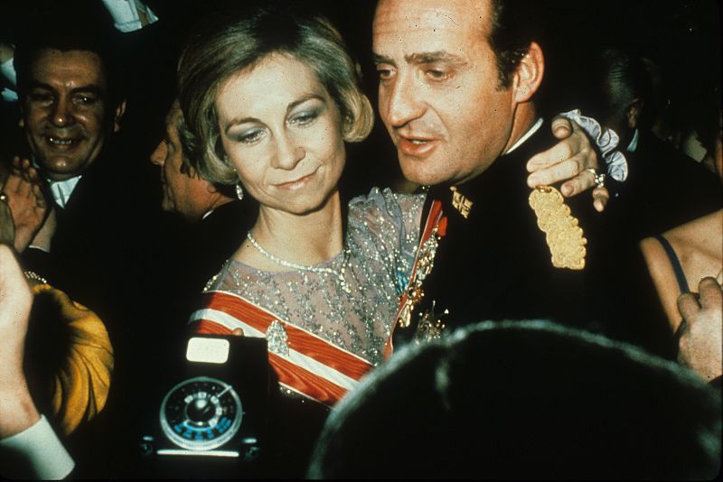 Don Juan Carlos y doña Sofía, durante un baile de gala.