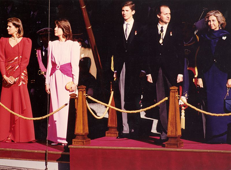 La Familia Real al completo celebra ante el Congreso la mayoría de edad del príncipe Felipe.