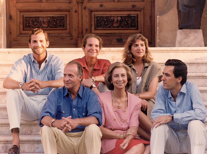 Los reyes con sus hijos y el entonces esposo de la infanta Elena, Jaime de Maricharlar, en un posado informal.