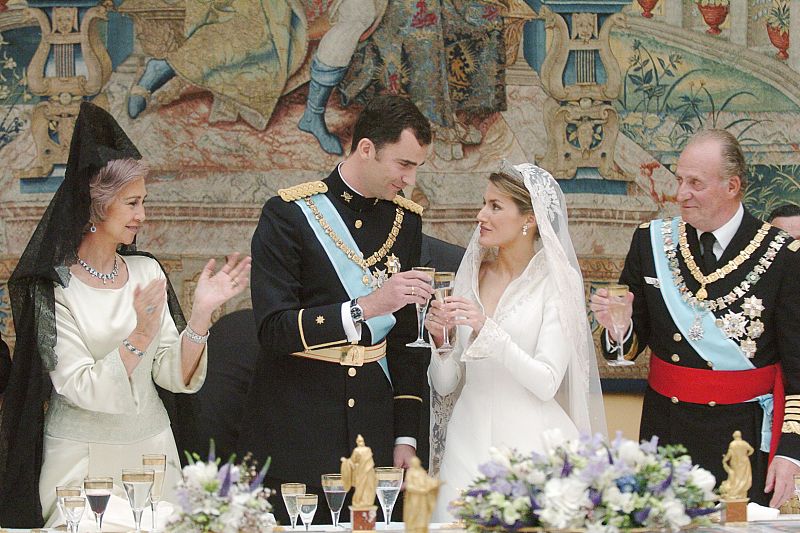 Don Felipe y doña Letizia brindan con los reyes durante el banquete de su boda en 2004.