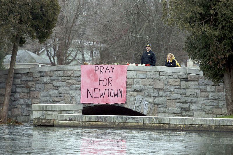 Chris and Melissa Mottola pay their respects at a memorial for the victims of the shooting at the Sandy Hook Elementary School in Newtown