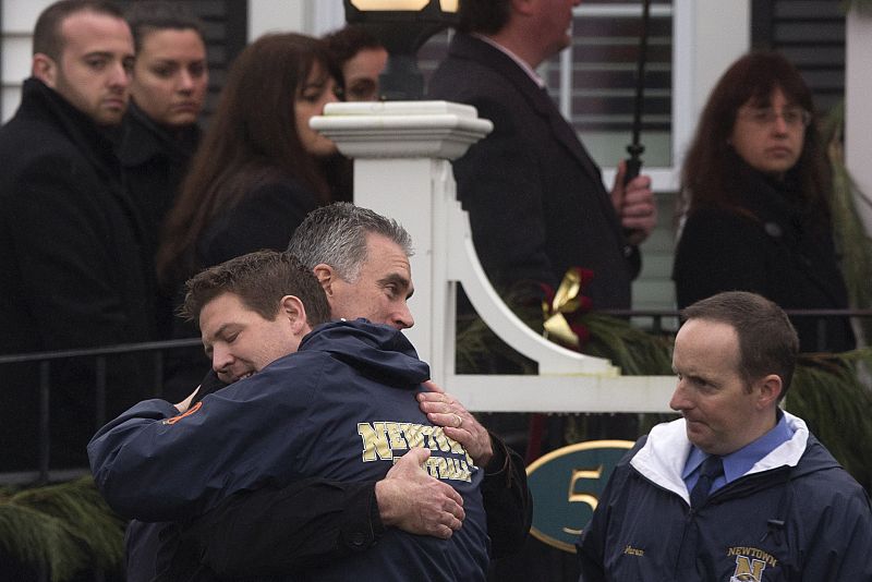 Imágenes de dolor fuera del tanatorio donde se celebraron los oficios en memoria de uno de los niños fallecidos en la tragedia de Newtown