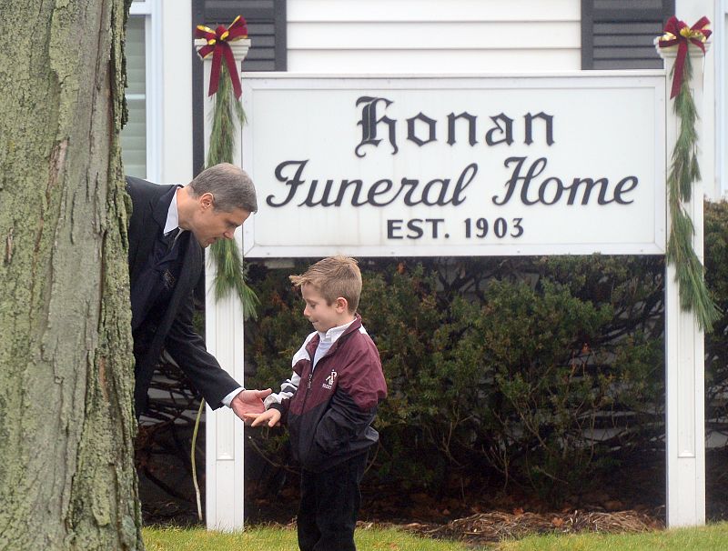 Un hombre habla a su hijo este 17 de diciembre en el funeral por Jack Pinto, de seis años, una de las víctimas de la matanza de Newtown