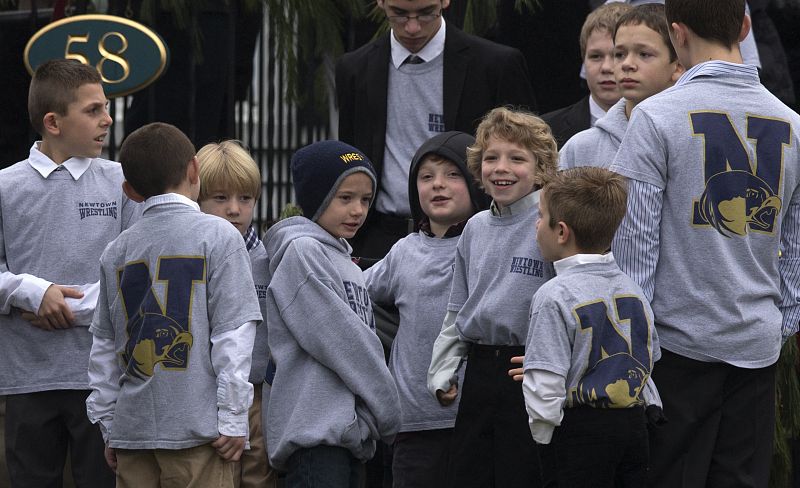 Niños fuera del tanatorio después de asistir a los oficios por el niño de seis años Jack Pinto, uno de los 20 menores asesinados el pasado viernes en los tiroteos en la escuela Sandy Hook de Newtown, en Connecticut