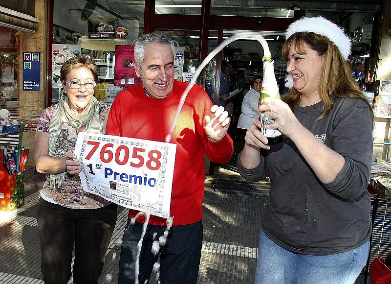 El dueño del kiosco Mercaprensa de San Vicente del Raspeig, Pedro Sirera, celebra la venta de parte del premio Gordo