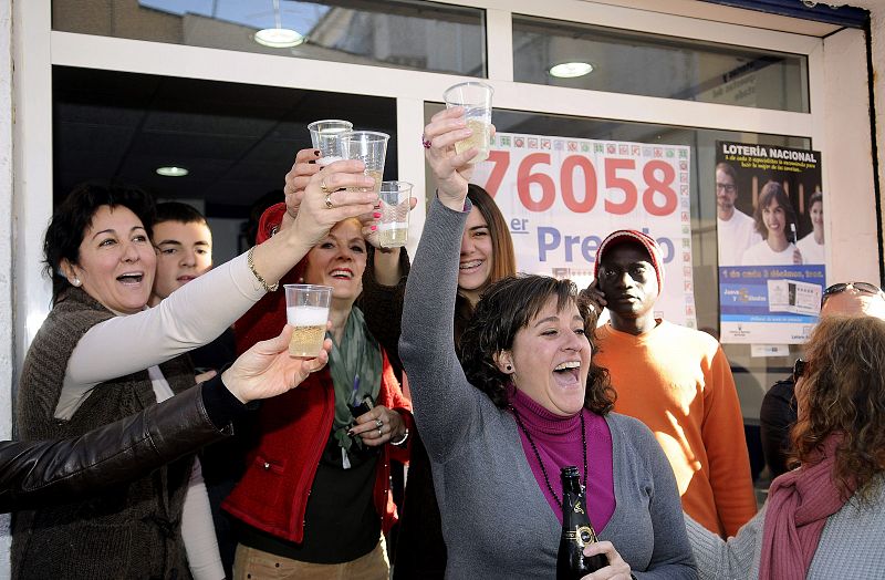 Celebración en una administración de Granada por la venta de uno de los décimos agraciados con el premio Gordo