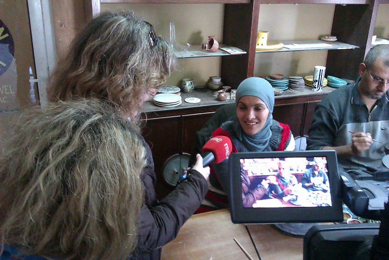 Esther y Eva conversan con una de las trabajadoras de este taller de mosaicos auspiciado por la fundación de la reina Noor