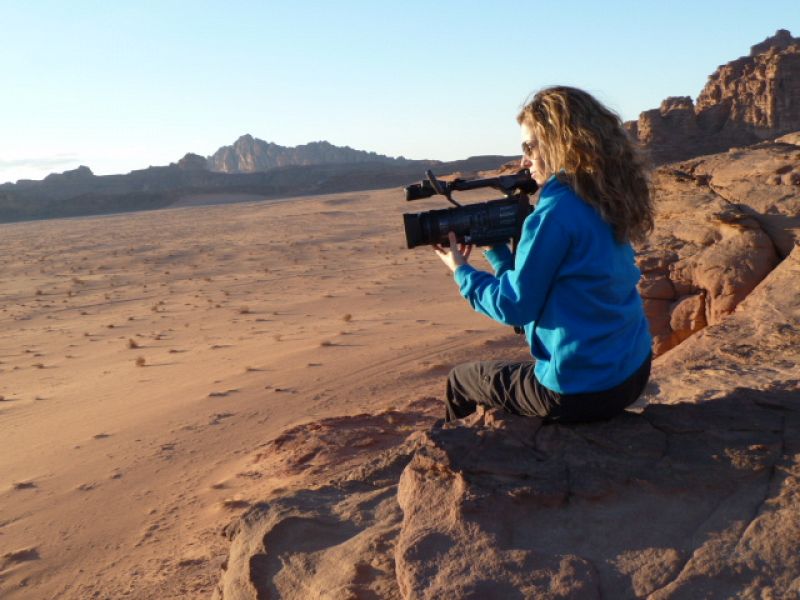 Eva graba la puesta de sol en el desierto de Wadi Rum