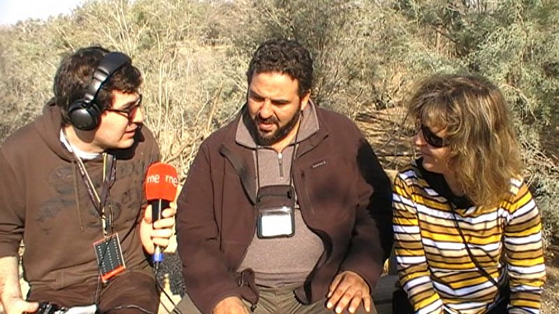 Álvaro Soto y Esther García entrevistan a Omar Omar, el guía de 'Nómadas' en Jordania. Aquí, junto al río Jordán en el lugar del bautismo