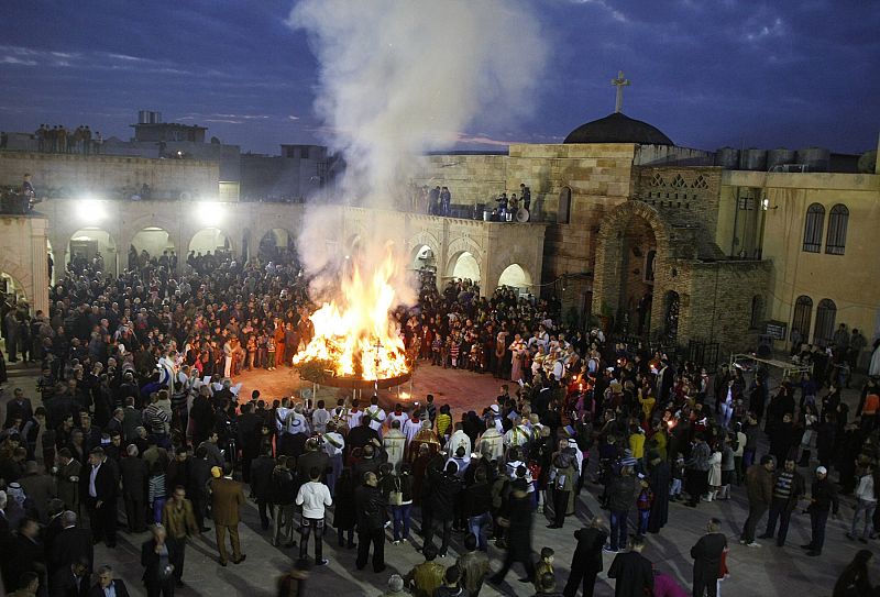 Cristianos iraquíes se reúnen alrededor de una hoguera para celebrar la Navidad en Hamdaniya
