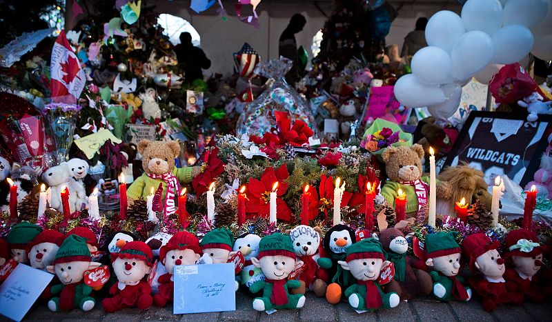 Juguetes y tarjetas navideñas para recordar a los niños asesinados recientemente en Newtown, Connecticut, EE.UU.