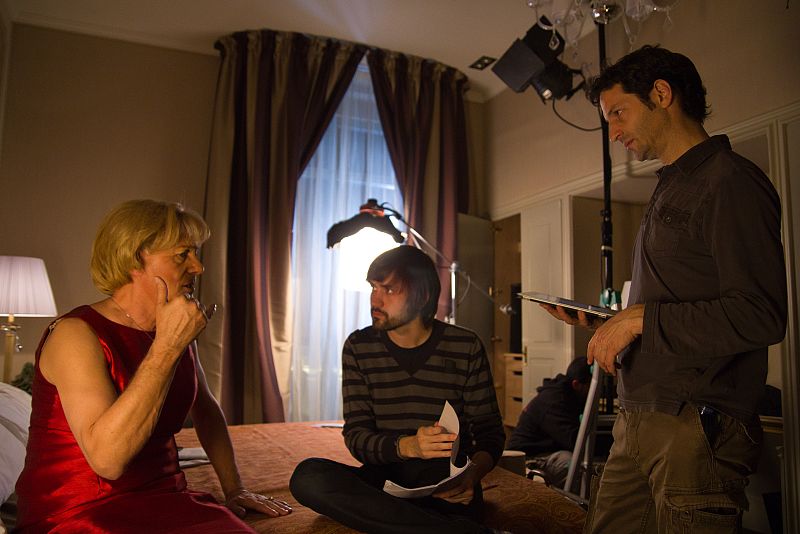 Josema Yuste caracterizado como Angela Merkel habla con Pau Escribano y Marc Martín, directores.