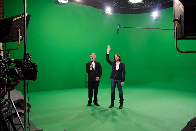 Josema Yuste y Joaquín Cortés con el fondo croma