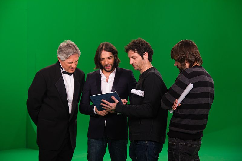 Pau Escribano y Marc Martín explican a Josema Yuste y a Joaquín Cortés la secuencia que están a punto de grabar