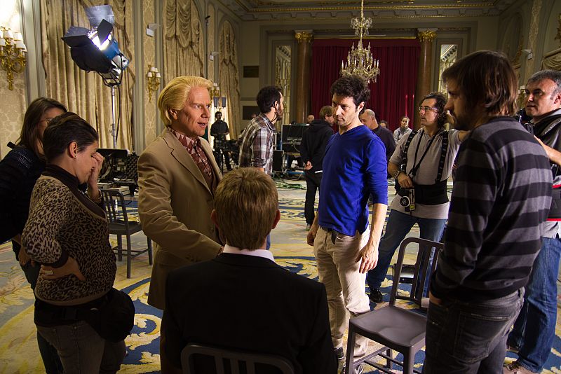 Pau Escribano y Marc Martín hablan con Santiago Segura antes de empezar la grabación del gag "Bond Bardem"
