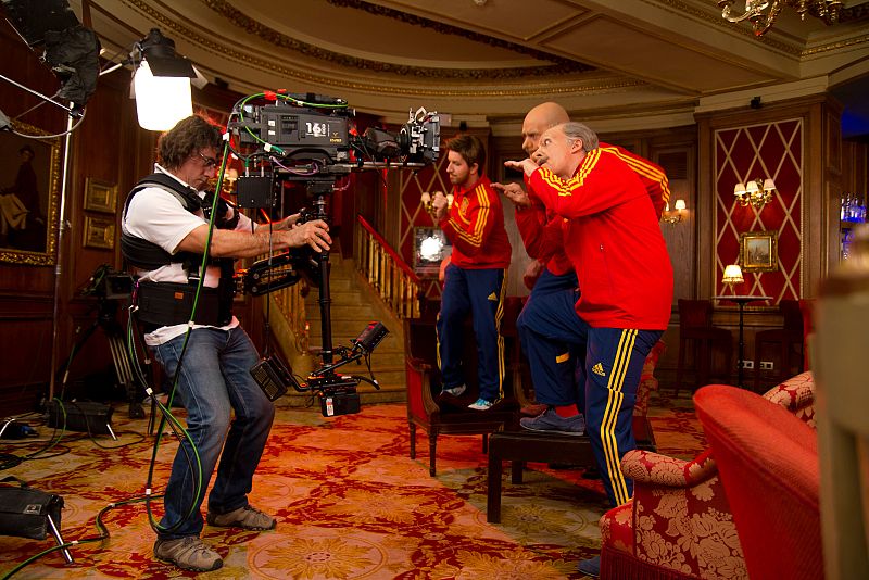 José Carlos Sánchez de TVE operando la Steady Cam en el gag de la selección española ¿Aquí gana España¿, con los actores Javi Jiménez (Del Bosque), David Olivares (Pepe Reina) y Jordi Ríos (Sergio Ramos)