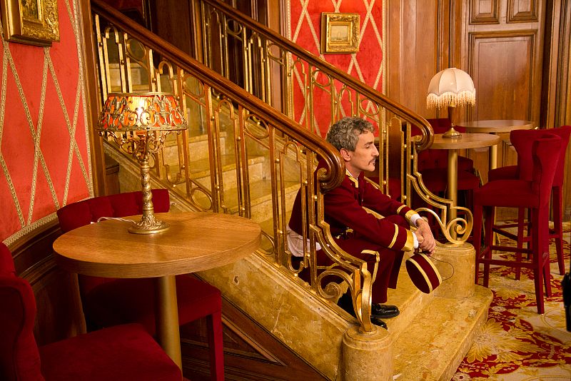 David Fernández esperando caracterizado como botones del Hotel