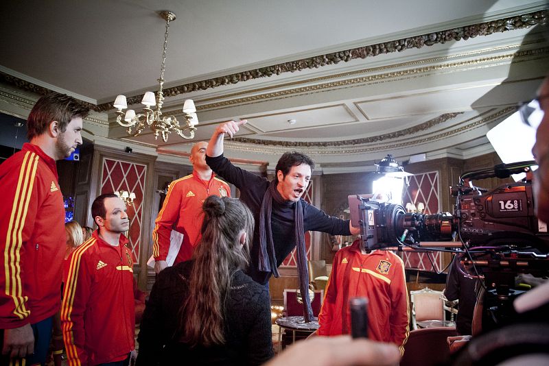 Marc Martín, director y realizador, da explicaciones a los actores antes de empezar el gag "Aquí gana España"