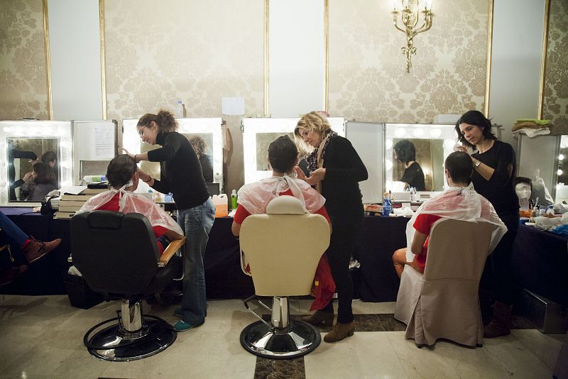 El equipo de caracterización y maquillaje trabajando en el Hotel Palace de Barcelona