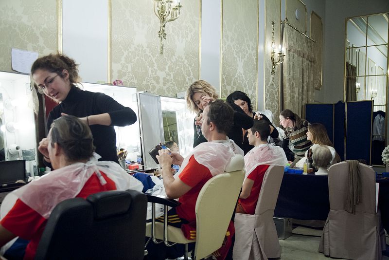 El equipo de caracterización y maquillaje trabajando en el Hotel Palace de Barcelona