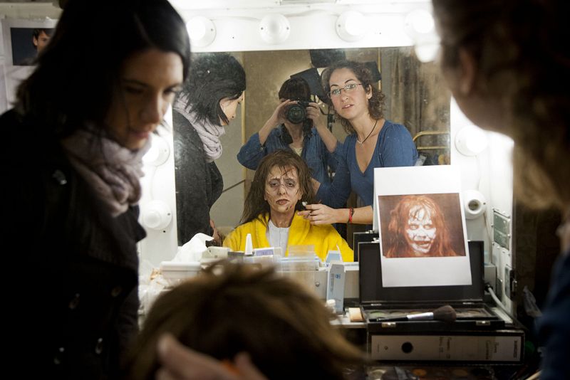 Yolanda Ramos en maquillaje, caracterizada como niña del exorcista