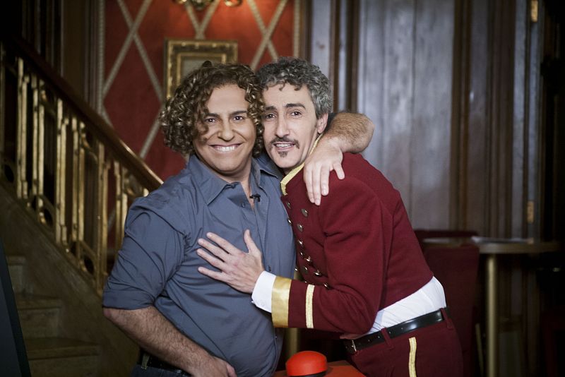 David Fernández como botones del hotel con Mawy caracterizado de David Bisbal