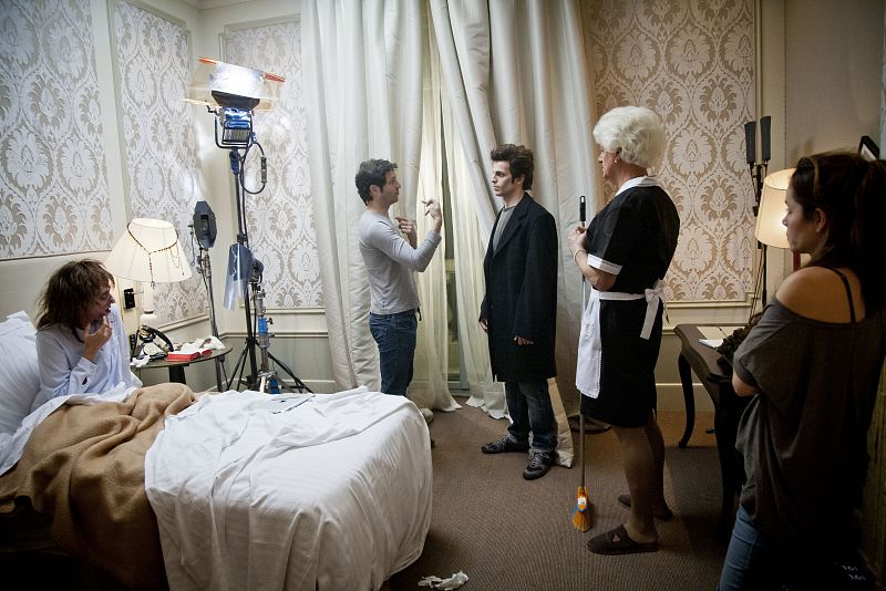 Marc Martín, director y realizador, explica la secuencia a Josema Yuste, Yolanda Ramos y Blai Rodríguez en el gag "Habitación 666"