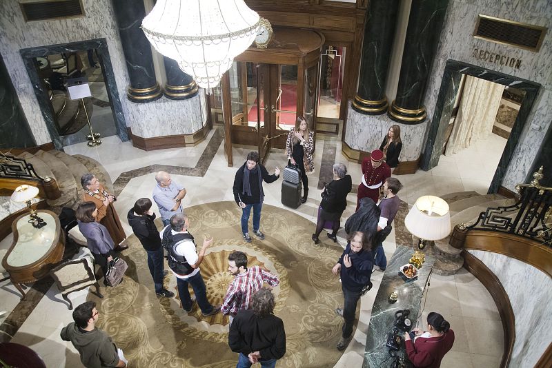 Los directores explican la secuencia a grabar en la recepción del Hotel Palace