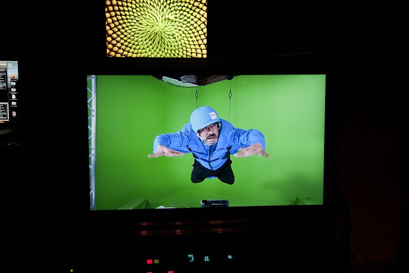 Agustín Jiménez en el monitor de rodaje haciendo de "Ibex 35" en 'Hotel 13'