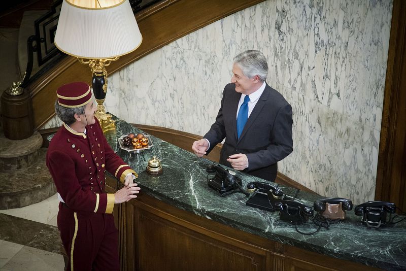 Josema Yuste y David Fernández en la recepción del hotel grabando la secuencia inicial