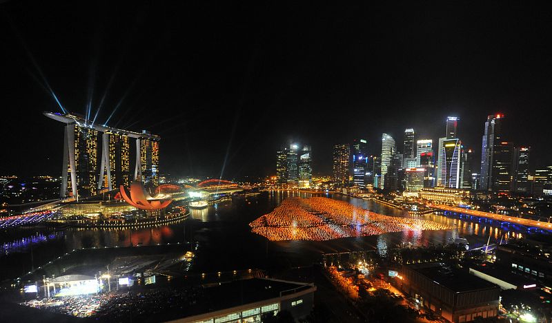 Rascacielos de Singapur iluminados en la celebración de Año Nuevo