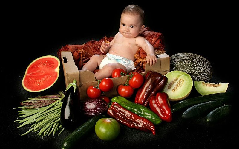 Jorgico rodeado de verduras y frutas de El Ejido (Almería)