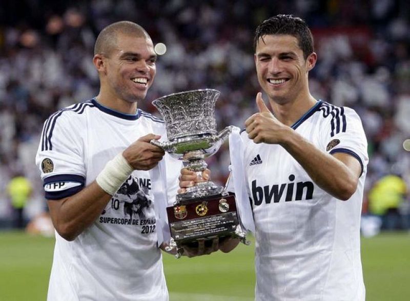 Cristiano Ronaldo con el trofeo de la Supercopa de España.