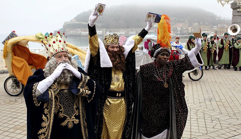 Melchor, Gaspar y Baltasar, a su llegada a la playa de la Concha, en San Sebastián.