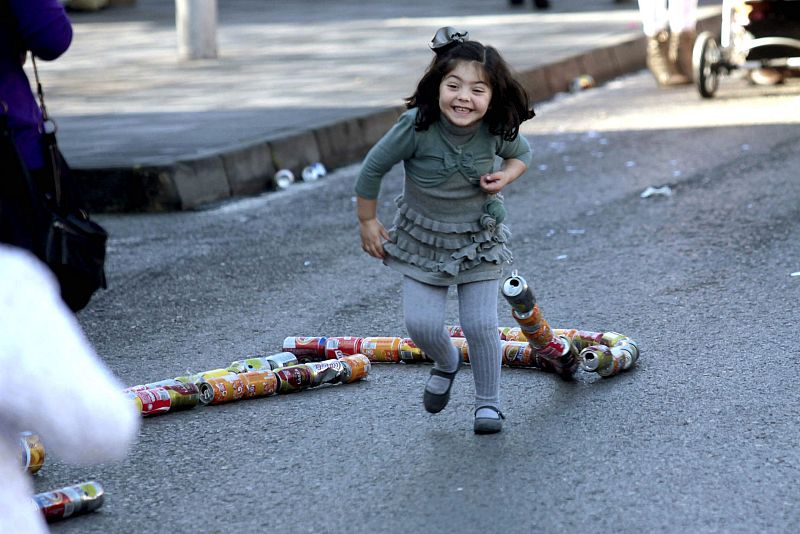 Más de 40.000 personas se han congregado en el Llano Amarillo, en el puerto de Algeciras para el tradicional arrastre de latas con el que los niños llaman a los Reyes Magos.