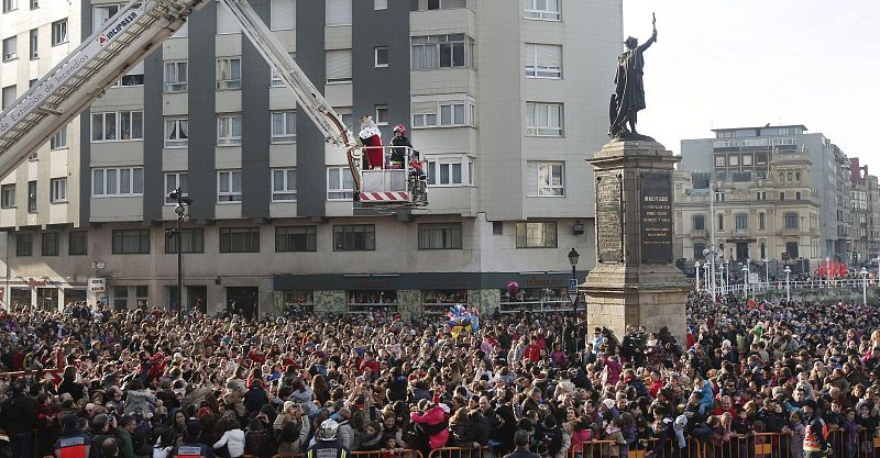 El rey Melchor sobrevuela en una grúa, la plaza de Revillagigedo, en Gijón.