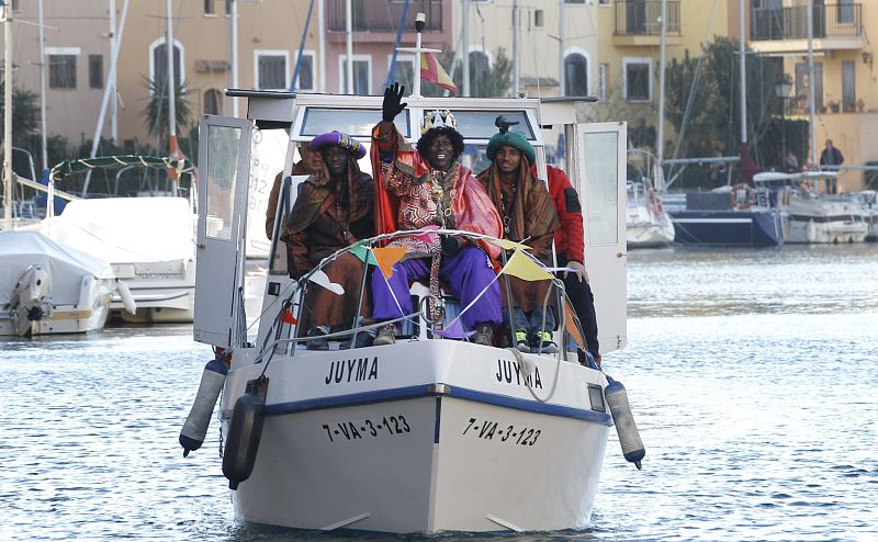 Los Reyes Magos han llegado en barco al puerto deportivo de Port Saplaya, en la localidad valenciana de Alboraya.
