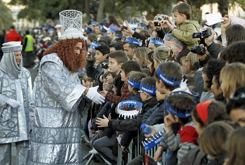 El rey Gaspar recoge las cartas de los niños en Barcelona