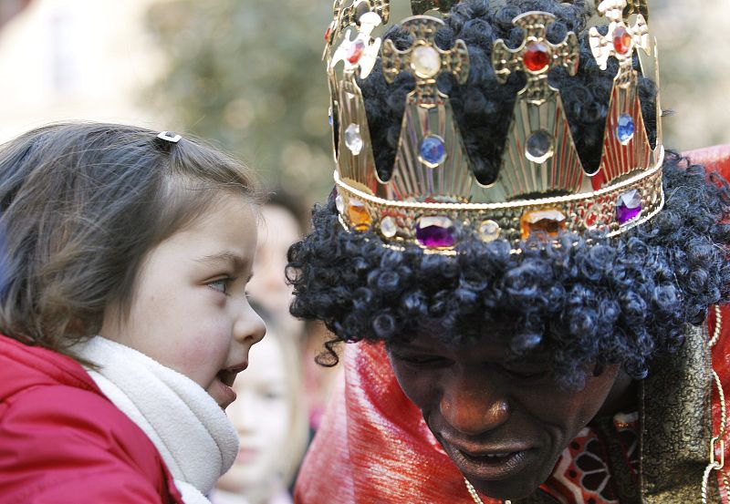 Una niña conversa con el rey Baltasar en Alboraya (Valencia)