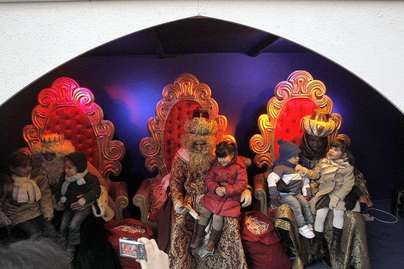 Los Reyes Magos atienden a los niños en la calle de Preciados de Madrid