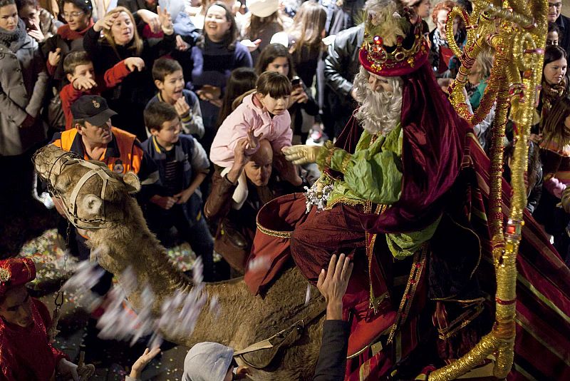 Los niños saludan al rey Gaspar en Tenerife