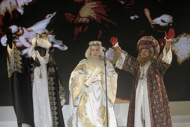 Los Reyes Magos saludan a los niños en la plaza de Cibeles