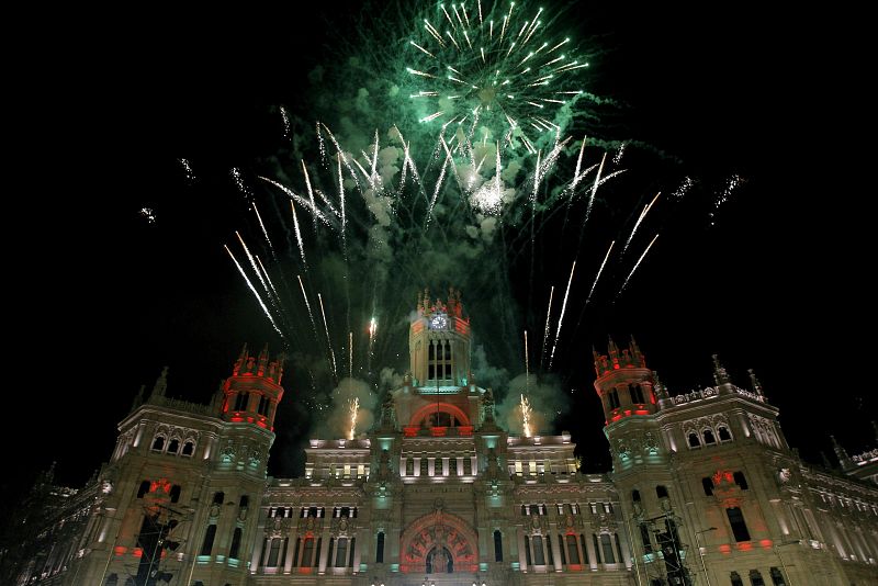 Fuegos artificiales en Cibeles al término de la cabalgata de Reyes en Madrid