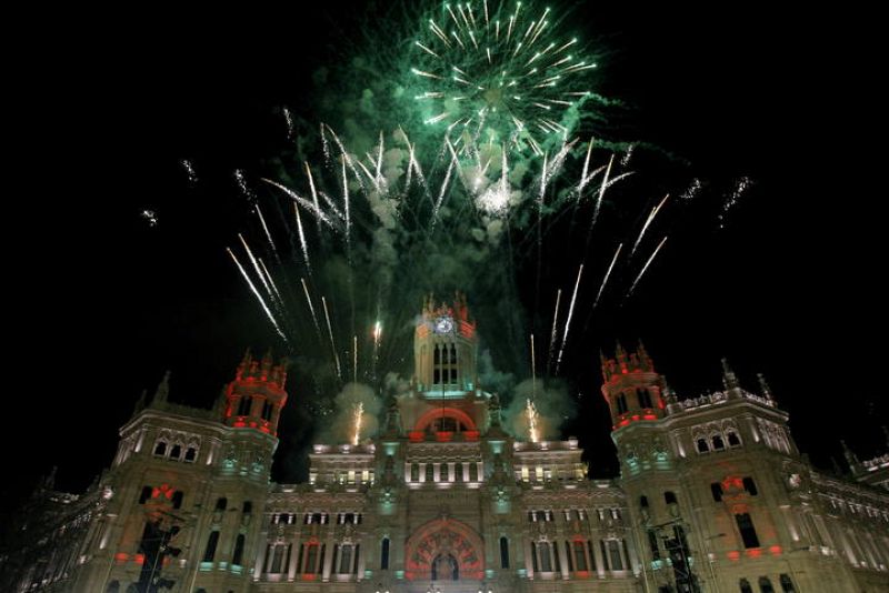 Fuegos artificiales en Cibeles al término de la cabalgata de Reyes en Madrid