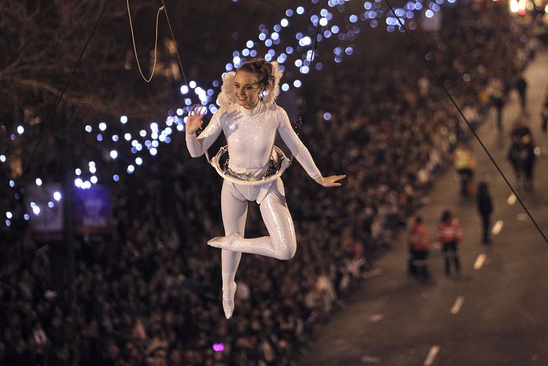 Una trapecista disfrazada de ángel sobrevuela la cabalgata de Madrid