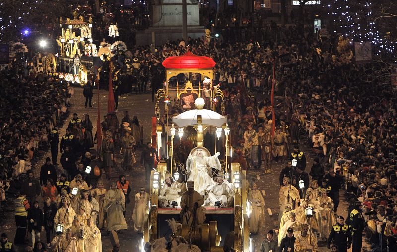 Las carrozas de los tres Reyes Magos desfilan por el paseo de la Castellana de Madrid
