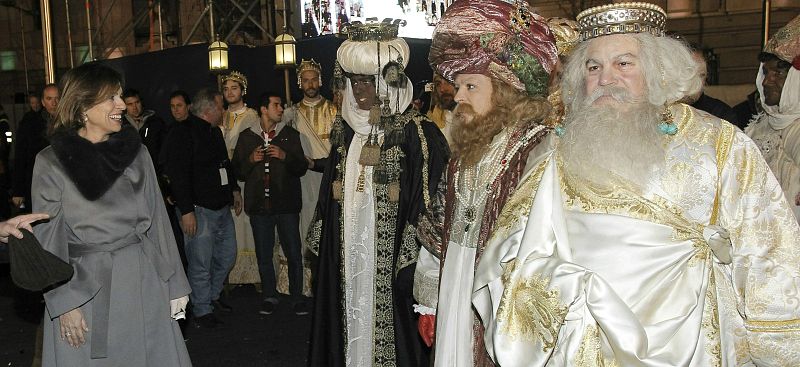 La alcaldesa de Madrid recibe a los Reyes Magos a su llegada a Cibeles