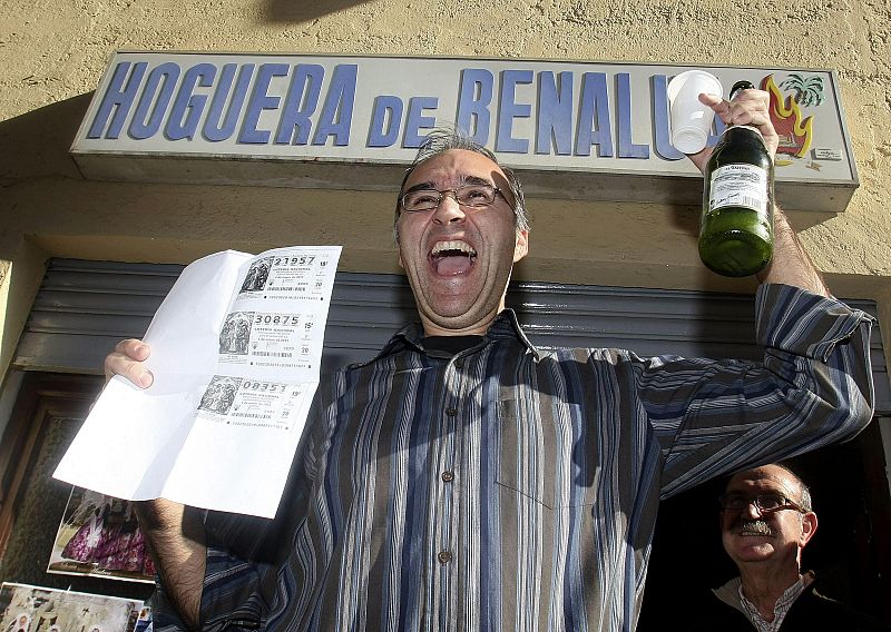 Integrantes de la Hoguera de Benalúa, en Alicante, muestran su alegría tras haber sido agraciados con el primer premio.