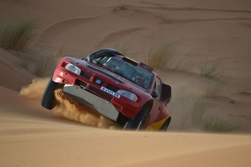 el seat dakar entrenado en las dunas de Marruecos